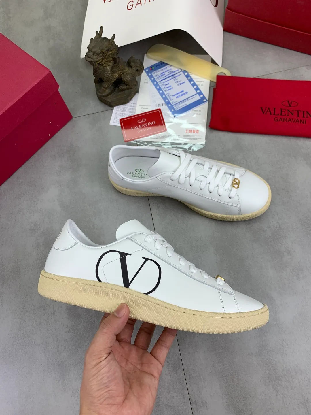 Men's men's shoes 💰P520 New style 💰 Top version Valentino Valentino 25/ Royco series Cherry 🍒Couple style Casual sneakers White shoes Original purchase and development Production Classic and timeless low-top sneakers outline a lazy silhouette, supplemented by low-key and restrained brand details, evolved into a must-have item in the wardrobe, comfortable and versatile!  ✔️Fabric: Original customized first-layer cowhide ✔️Inner lining: Imported breathable sheep lining ✔️Sole: Original molded anti-slip rubber material ✔️Size: 38-45